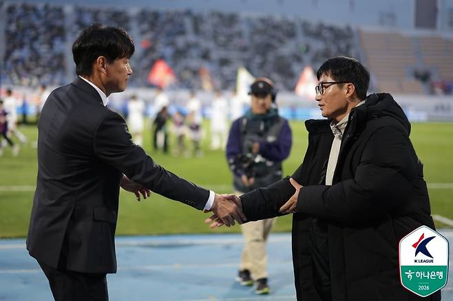 악수하는 박건하 감독과 이정효 감독 [한국프로축구연맹 제공. 재판매 및 DB 금지]