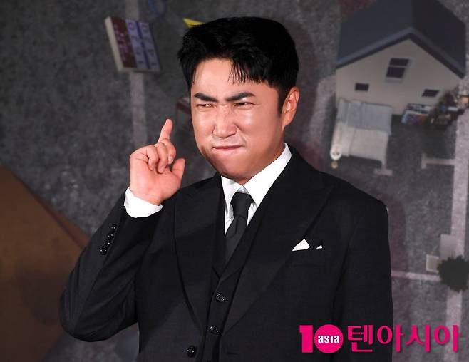 장동민이 공식 행사에 참석해 포즈를 취하고 있다./사진=텐아시아DB