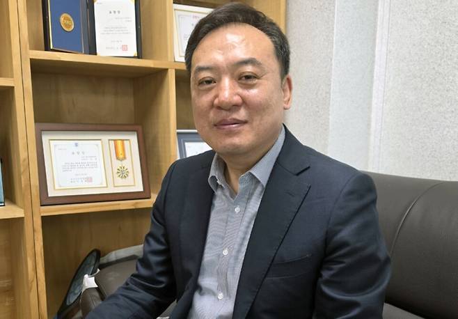 ▲ 겸임하고 있는 군포시 광정동 주민자치회 회장자리도 김만근 회장이 애정을 갖고 봉사활동에 전념하는 영역이다. 그는 "주민자치회는 주민의 목소리를 시정에 반영하고 마을의 문제를 스스로 해결하는 '주민 대표 기구'로서 의미가 크다"라며, "그 중심에서 조직을 이끄는 주민자치회장의 역할과 권한은 지역 민주주의 실현을 위해 매우 중요하다"라고 강조했다. /전남식 기자 nschon@incheonilbo.com