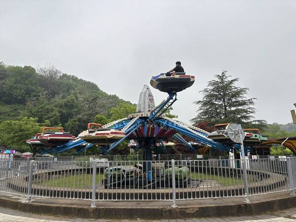 3일 광주 패밀리랜드에서 한 시민이 아들과 함께 놀이기구를 타고 있다. 정상아 기자