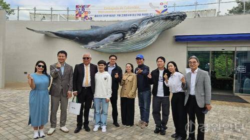 ◇벨라스케스 주한 콜롬비아 대사와 가족, 대사관 관계자 등이 지난달 30일 원주 흥업면에 있는 카페 고래호수를 찾았다. 원주=허남윤기자