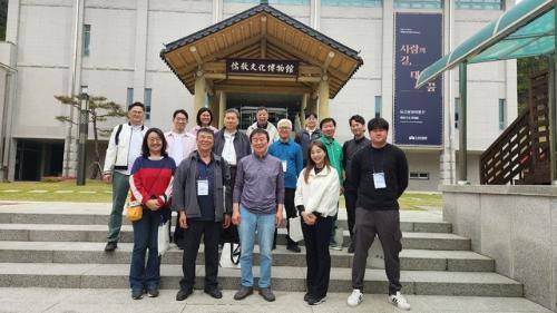 ◇제6기 무실재아카데미 현장답사가 지난 1일과 2일 경북 안동에서 진행됐다. 한국국학진흥원을 방문한 답사 일행.