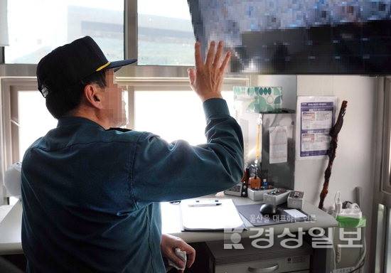 ▲ 노동절인 지난 1일 울주군 범서읍의 한 아파트에서 경비원이 업무를 보고 있다. 김도현기자