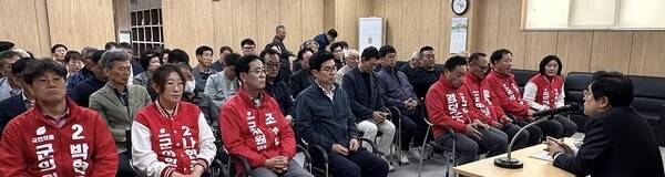 지난 2일 경북 영덕 국민의힘 당협사무실에서 박형수 국회의원이 군수 후보와 당직자 등과 최근 불거진 '금권선거 의혹' 등과 관련한 간담회를 열고 있다. 박형수 의원 SNS