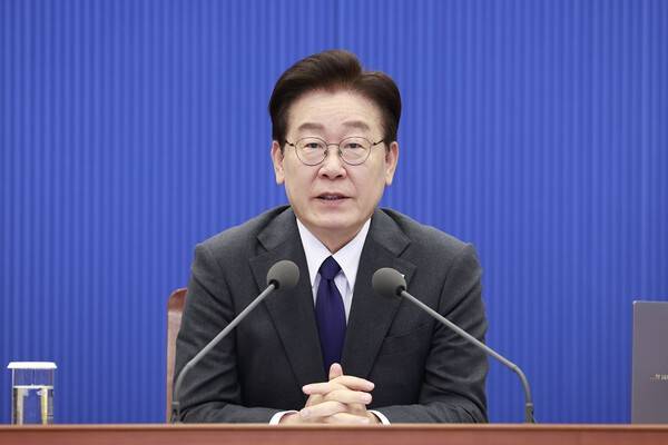 이재명&nbsp;대통령이 지난달 30일 청와대에서 열린 수석보좌관회의에서 발언하고 있다. 연합뉴스