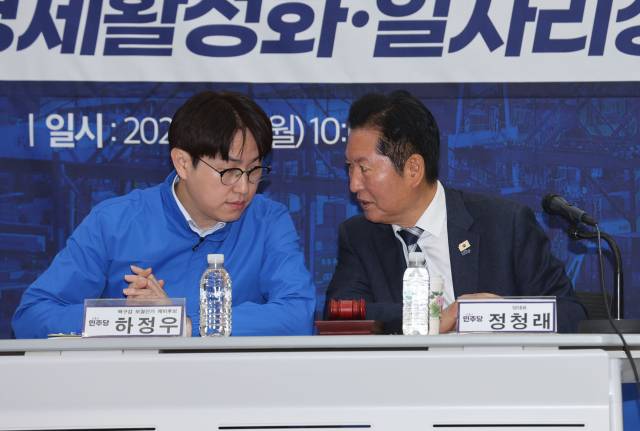 더불어민주당 정청래 대표가 4일 오전 부산항 국제전시컨벤션센터에서 열린 현장 최고위원회에서 하정우 부산 북갑 보궐선거 예비후보와 대화하고 있다. 이재찬 기자 chan@
