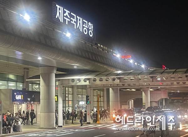 최근 고유가와 항공편 감편이 겹친 제주 관광 시장 회복을 위해 제주특별자치도가 2박 이상 제주에서 체류하는 것이 확인된 관광객들에게 탐나는전 2만원을 지원하는 등 맞춤형 마케팅을 추진한다. 사진은 제주국제공항 전경. ⓒ헤드라인제주