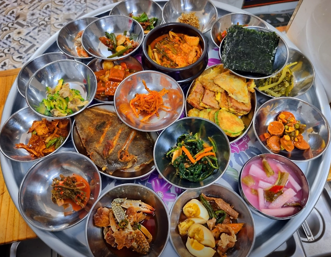 🔥만원 백반에 반찬이 22가지,,,재오픈하고 더 맛있어진~나만 알고 싶은 엄마손맛 밥집! | 맛집ON