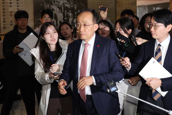 국민의힘 추경호 원내대표가 6일 오전 서울 여의도 국회에서 열린 긴급의원총회에 참석하고 있다. 2024.12.6. 연합뉴스
