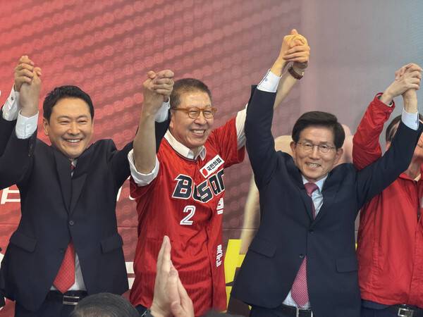 2일 오전 부산 서면의 한 빌딩에서 열린 박형준 국민의힘 부산시장 후보 선거 개소식에서 장동혁 대표 등 국힘 지도부가 총출동해 파이팅을 외치고 있다. 2026.5.2. 연합뉴스