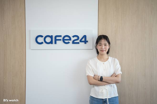 김현아 카페24 마케팅 오토 빌더팀 팀장이 비즈워치와 인터뷰에 앞서 포즈를 취하고 있다. /사진 제공=카페24