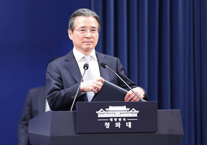 김용범 정책실장이 지난달 27일 청와대 춘추관에서 브리핑을 하고 있다. (출처=뉴스1)