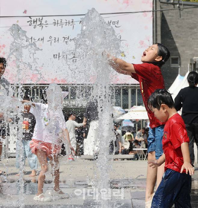 서울 낮 기온이 29도까지 오르는 등 때이른 무더위를 보인 지난달 19일 서울 노원구 철쭉동산 분수대를 찾은 어린이들이 물놀이를 하며 즐거운 시간을 보내고 있다. (사진=방인권 기자)