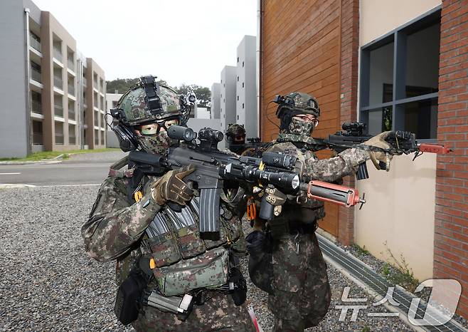 육군 51사단 장병들이 지난해 인천시 서구 도시지역전투훈련장에서 대테러 초동조치 및 도시지역 탐색격멸 훈련을 하는 모습. 2025.7.31 ⓒ 뉴스1 김민지 기자