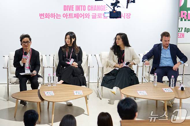 (서울=뉴스1) 박정환 문화전문기자 = 아트 바젤 홍콩, 프리즈 아부다비 등 해외 아트페어 관계자 8인이 서울의 주요 신·중진 화랑 19곳을 돌며 협력 가능성을 살핀 '다이브 인투 코리안 아트: 갤러리즈 인 서울' 프로그램이 지난 4월 24일부터 27일까지 서울에서 성료했다.