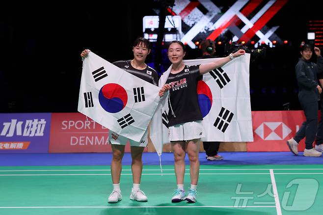 한국 여자 배드민턴 대표팀의 김혜정과 백하나가 3일(한국시간) 덴마크 호르센스에서 열린 2026 세계여자단체선수권대회(우버컵) 결승전에서 매치 스코어 3대1로 중국에 승리한 뒤 기뻐하고 있다. ⓒ 신화=뉴스1