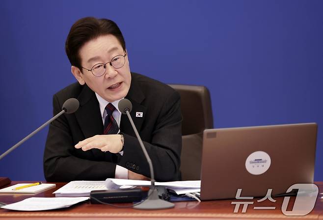 이재명 대통령은 지난 2월 24일 국무회의에서 "압도적 다수의 국민이 최소 한 살은 낮춰야 하지 않느냐는 의견인 것 같다. 성평등부 주관으로 공론화해 보라"며 "숙의 토론을 해 결과와 여론을 보고 논쟁을 거쳐 두 달 후에 결정하겠다"고 말했다. 2026.2.24 ⓒ 뉴스1 허경 기자