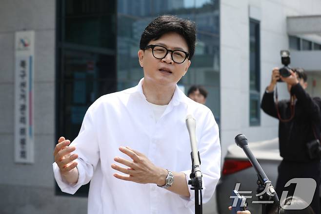 부산 북갑 보궐선거에 무소속으로 출마를 선언한 한동훈 전 국민의힘 대표가 4일 오후 부산 북구선거관리위원회에서 예비후보 등록을 마친 뒤 취재진 질문에 답하고 있다. 2026.5.4 ⓒ 뉴스1 윤일지 기자