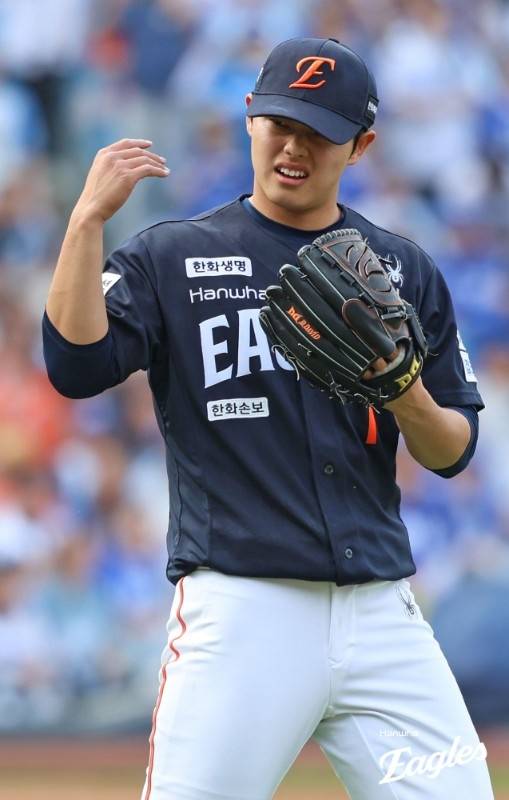 한화 문동주가 2일 대구삼성라이온즈파크에서 열린 2026 KBO리그 정규시즌 삼성전에 선발 등판했으나 1회말 2사 후 벤치에 사인을 보내고 있다. 사진 | 한화 이글스