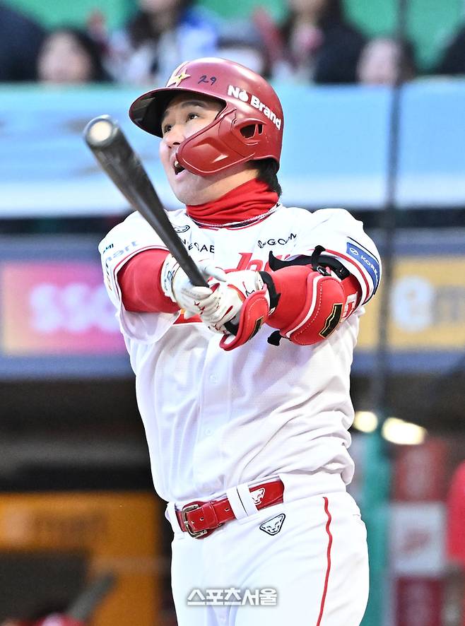 SSG 최정이 7일 인천SSG랜더스필드에서 열린 2026 KBO리그 한화전 1회말 1사 1루 상황에서 한화 선발 류현진을 상대로 2점 홈런을 치고 있다. 문학 | 박진업 기자 upandup@sportsseoul.com