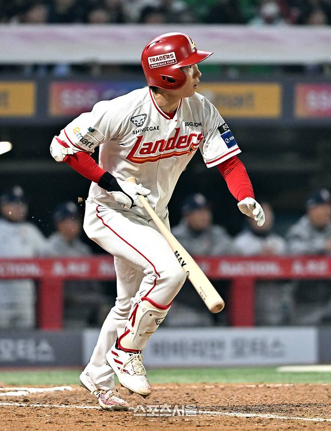 SSG 박성한이 15일 인천SSG랜더스필드에서 열린 2026 KBO리그 두산전 6회말 1사 3루 상황에서 두산 투수 이병헌을 상대로 1타점 적시타를 치고 있다. 문학 | 박진업 기자 upandup@sportsseoul.com