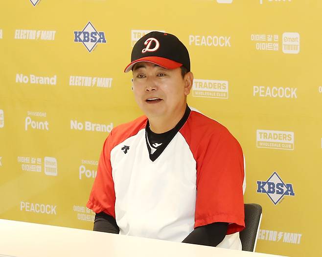 덕수고 정윤진 감독이 22일 인천SSG랜더스필드에서 열린 2024 신세계 이마트배 전국고교야구대회 결승전 전주고와 경기에 앞서 인터뷰를 하고 있다. 사진 | SSG 랜더스