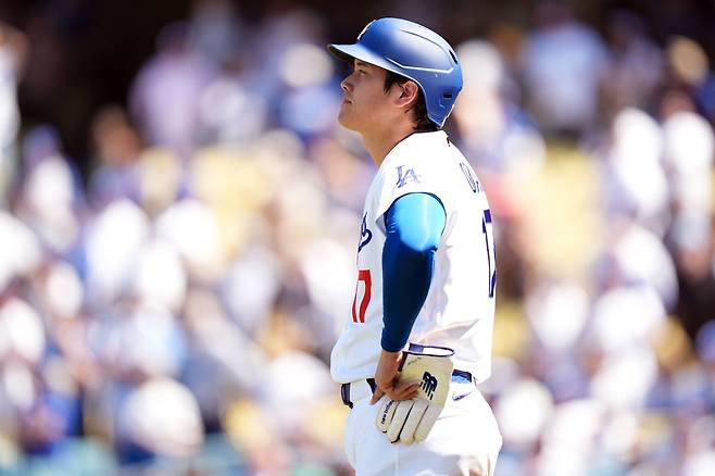 Los Angeles Dodgers' Shohei Ohtani watches a replay of a game-ending double play by Miami Marlins in the ninth inning of a baseball game Wednesday, April 29, 2026, in Los Angeles. (AP Photo/Scott Strazzante)







<저작권자(c) 연합뉴스, 무단 전재-재배포, AI 학습 및 활용 금지>