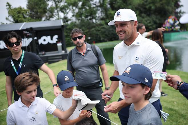 MEXICO CITY, MEXICO - APRIL 15: Bryson DeChambeau of Crushers GC signs autographs prior to LIV Golf Mexico City at Club de Golf Chapultepec on April 15, 2026 in Mexico City.   Hector Vivas/Getty Images/AFP (Photo by Hector Vivas / GETTY IMAGES NORTH AMERICA / Getty Images via AFP)







<저작권자(c) 연합뉴스, 무단 전재-재배포, AI 학습 및 활용 금지>