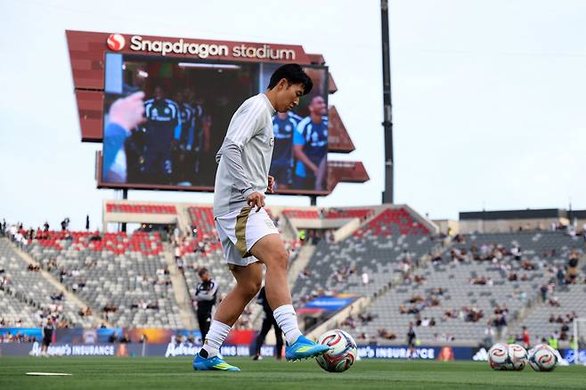 SAN DIEGO, CALIFORNIA - MAY 02: Son Heung-Min #7 of Los Angeles FC warms up prior to the MLS match between San Diego FC and Los Angeles Football Club at Snapdragon Stadium on May 02, 2026 in San Diego, California.   Luiza Moraes/Getty Images/AFP (Photo by Luiza Moraes / GETTY IMAGES NORTH AMERICA / Getty Images via AFP)







<저작권자(c) 연합뉴스, 무단 전재-재배포, AI 학습 및 활용 금지>