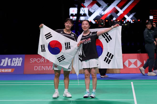 (260503) -- HORSENS, May 3, 2026 (Xinhua) -- Baek Ha Na (L)/Kim Hye Jeong of South Korea celebrate after winning the doubles match against Jia Yifan/Zhang Shuxian of China during the finals between China and South Korea at the BWF Uber Cup badminton women's team championship in Horsens, Denmark, on May 3, 2026. (Xinhua/Wu Huiwo)







<저작권자(c) 연합뉴스, 무단 전재-재배포, AI 학습 및 활용 금지>
