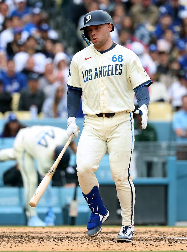 LOS ANGELES, CALIFORNIA - APRIL 25: Dalton Rushing #68 of the Los Angeles Dodgers reacts after fouling off a ball on his foot during the fourth inning against the Chicago Cubs at Dodger Stadium on April 25, 2026 in Los Angeles, California.   Harry How/Getty Images/AFP (Photo by Harry How / GETTY IMAGES NORTH AMERICA / Getty Images via AFP)







<저작권자(c) 연합뉴스, 무단 전재-재배포, AI 학습 및 활용 금지>