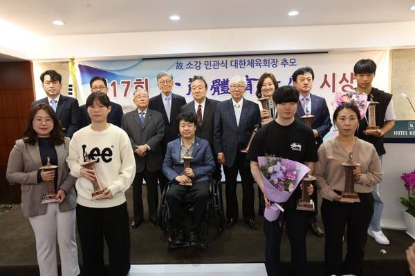지난해 소강체육대상 시상식에서 수상자들과 정대철(가운데) 이사장이 기념촬영을 하고 있다. 사진=소강민관식육영재단 제공