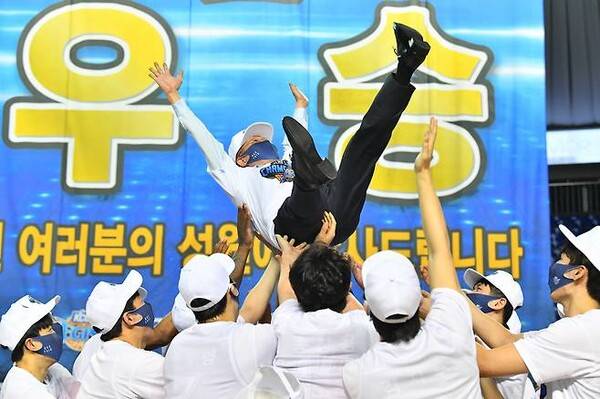헹가래를 받는 정몽열 회장. ⓒKBL