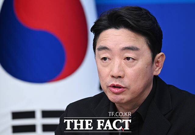 강훈식 대통령 비서실장은 4일 한국도로공사의 전관예우 행태를 지적하며 방지책을 조속히 마련할 것을 주문했다. 강 실장이 3월 22일 오후 서울 여의도 국회에서 열린 제7차 고위당정협의회에서 발언하고 있다. /박헌우 기자