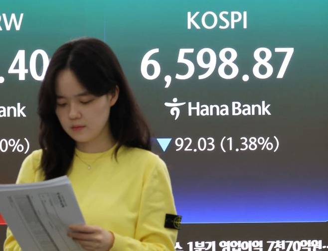 지난달 30일 서울 중구 하나은행 본점 딜링룸에 지수가 표시되고 있다. 연합뉴스
