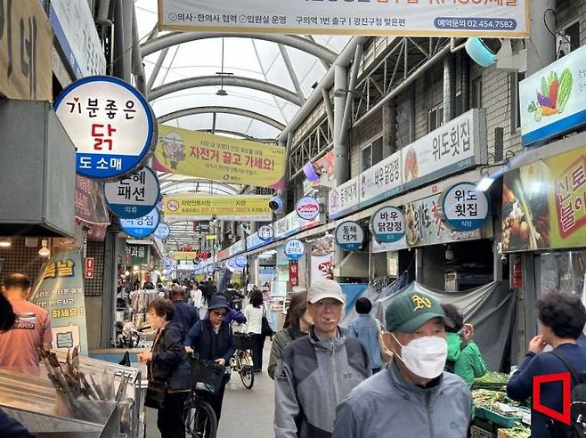 지난달 28일 서울 광진구 자양전통시장이 시민들로 붐비고 있다. 이성민 기자