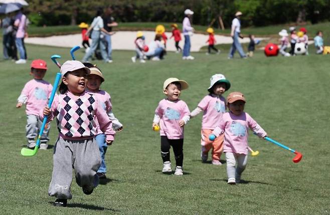 경기도 군포시 안양컨트리클럽에서 열린 시민 무료 개방 행사를 찾은 어린이들이 환하게 웃으며 뛰어놀고 있다. 사진은 기사의 특정 내용과 관련 없음. 연합뉴스