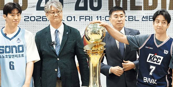 1일 서울 강남구 KBL센터에서 프로농구 챔피언결정전 미디어데이가 열렸다. 왼쪽부터 소노 이정현과 손창환 감독, KCC 이상민 감독과 허훈. /뉴시스