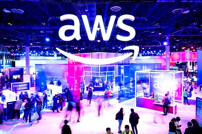 아마존웹서비스(AWS)는 지난 1년간 대규모 AI 관련 시설투자로 현금 보유액이 격감했다. 사진은 아마존웹서비스가 주최한 2023년 박람회./아마존웹서비스