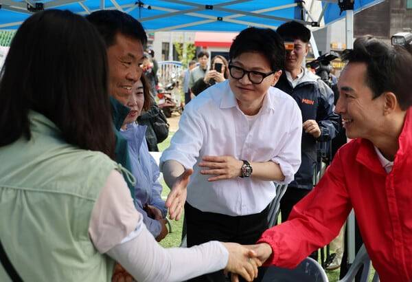 부산 북갑 국회의원 보궐선거에서 국민의힘 공천을 바라는 박민식 전 국가보훈부 장관과 무소속 출마를 공식화 한 한동훈 전 국민의힘 대표가 26일 부산 구포초에서 열린 동문회 운동회에서 주민에게 인사를 하고 있다. photo 연합뉴스