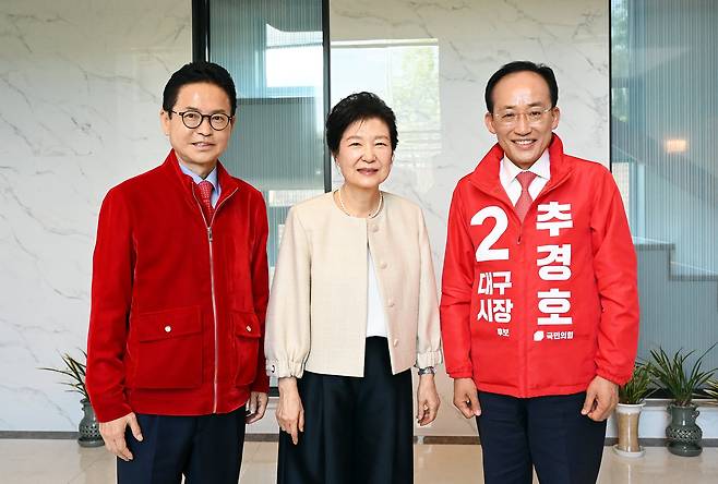 국민의힘 이철우 경북도지사 예비후보와 추경호 대구시장 예비후보가 4일 대구 달성군 박근혜 전 대통령 사저에서 박 전 대통령과 기념 촬영을 하고 있다./추경호 예비후보 캠프