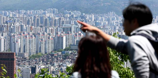 서울 남산에서 바라본 도심 곳곳에 아파트가 빼곡하다. /연합뉴스