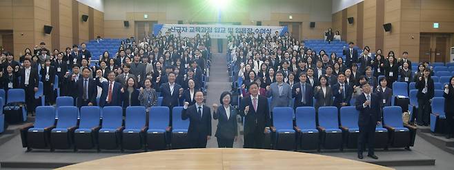 한국 식약처는 4월 신약, 바이오시밀러, 의료기기 등의 신속한 허가와 심사 지원을 위해 공무원을 새로 임용하고 임용식을 개최했다고 밝혔다. /식약처