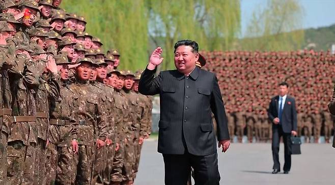 김정은 북한 국무위원장이 지난 25일 인민군의 뿌리로 여기는 항일 유격대(빨치산) 조선인민혁명군 창건 94주년을 맞아 조선인민군 서부지구 기계화보병사단관하 연합부대를 축하 방문해 장병들을 격려했다고 북한 조선중앙TV가 26일 보도했다. ⓒ조선중앙TV/뉴시스