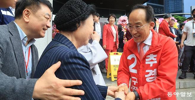 국민의힘 추경호 대구시장 후보(오른쪽)가 3일 대구 수성구 선거사무실에서 본보와 인터뷰를 마친 뒤 개소식을 앞두고 응원 온 지지자와 악수하고 있다. 이날 열린 개소식에는 김문수 명예선거대책위원장과 장동혁 대표를 비롯한 지도부, 이철우 경북도지사 후보, 대구와 경북 지역 의원들이 총출동했다. 대구=장승윤 기자 tomato99@donga.com