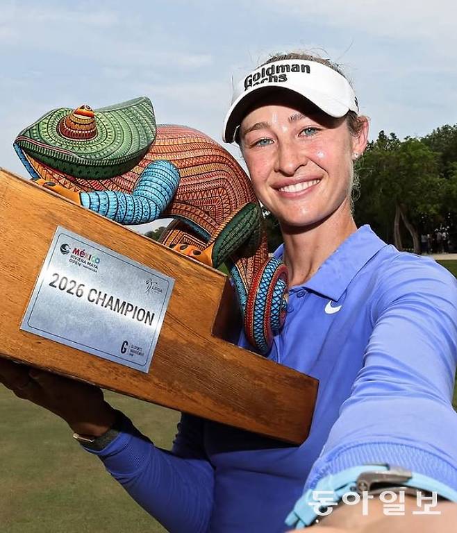 여자 골프 세계랭킹 1위 넬리 코르다가 4일 미국여자프로골프(LPGA)투어 리비에라 마야 오픈에서 우승을 차지한 뒤 트로피를 들고 ‘셀카’를 찍고 있다. 사진 출처 LPGA투어 인스타그램