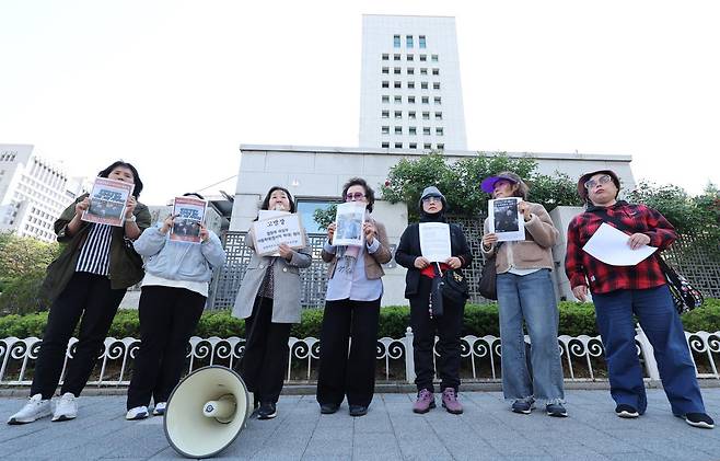 학생학부모교사인권보호연대 회원들이 4일 오후 서울 서초구 대검찰청 앞에서 정청래 더불어민주당 대표와 하정우 부산 북구갑 국회의원 보궐선거 후보 고발 기자회견을 하고 있다.  이들은 지난 3일 초등학교 1학년 학생에게 정 대표가 하 후보를 ‘오빠’라고 불러보라고 말한 것과 관련, 정 대표와 하 후보를 아동복지법 위반(정서적 학대) 혐의로 대검찰청에 고발한다고 밝혔다. 2026.05.04 서울=뉴시스
