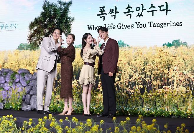 배우 박해준(왼쪽부터)과 문소리, 아이유, 박보검이 2025년 3월 5일 서울 영등포구 콘래드 서울 호텔에서 열린 넷플릭스 시리즈 '폭싹 속았수다' 제작발표회에서 포즈를 취하고 있다. '폭싹 속았수다'는 제주에서 태어난 '요망진 반항아' 애순(아이유 분)과 ‘팔불출 무쇠’ 관식(박보검 분)의 모험 가득한 인생 이야기를 사계로 담아낸 작품이다. 제주어 제목과 감귤밭, 바닷마을 서사를 앞세운 이 작품은 제주 생활문화가 글로벌 온라인동영상서비스(OTT)를 통해 세계 시청자와 만날 수 있음을 보여준 대표적 사례로 꼽힌다. /사진=뉴스1