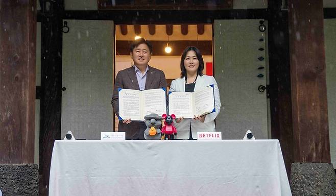 오영훈 제주도지사와 김민영 넷플릭스 아시아태평양 콘텐츠 총괄이 2025년 5월 16일 제주시 향사당에서 ‘제주 문화관광과 콘텐츠 활성화를 위한 업무협약’을 체결한 뒤 협약서를 들어 보이고 있다. 이번 협약은 제주 로케이션 콘텐츠 제작 지원과 국내외 홍보 채널 연계, 원스톱 협업체계 구축을 담고 있다. /사진=제주특별자치도 제공