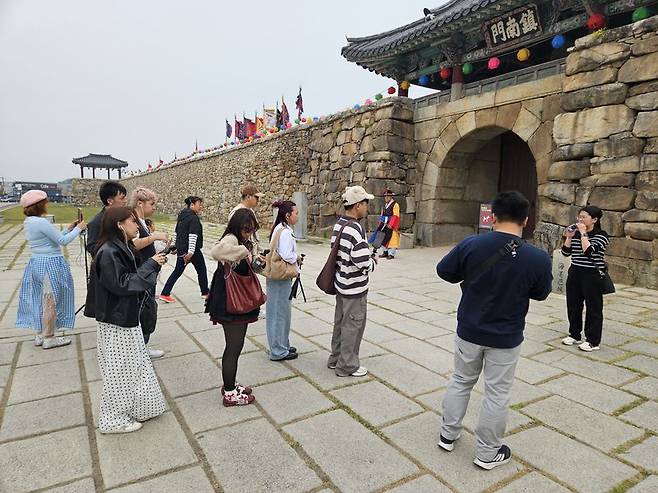충남 성지순례 팸투어에 참여한 필리핀 현지 인플루언서들이 지난 1일 충남 서산 해미읍성에서 문화해설사로 부터 성곽에 대한 설명을 듣고 있다. 충남도 제공